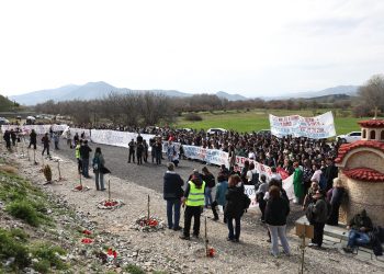 Λάρισα: «Αλυσίδα» μνήμης και αγώνα για τους 57 νεκρούς των Τεμπών