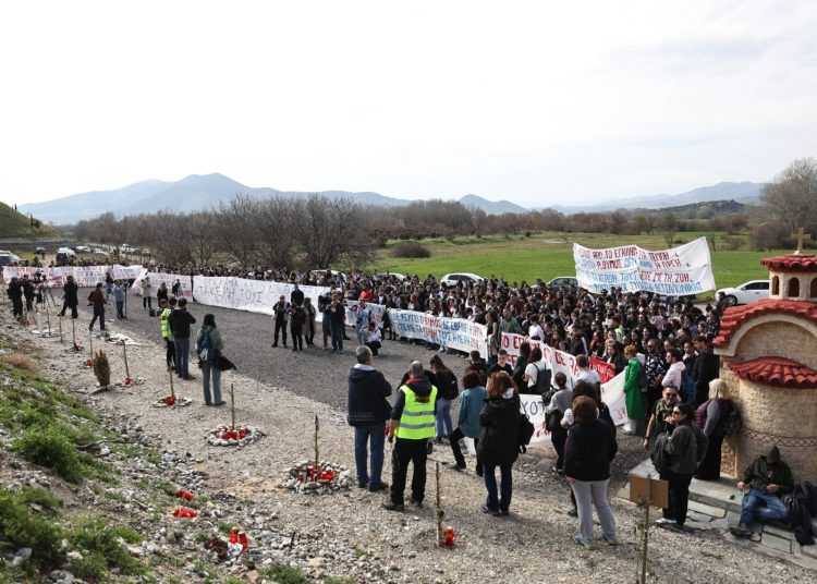 Λάρισα: «Αλυσίδα» μνήμης και αγώνα για τους 57 νεκρούς των Τεμπών