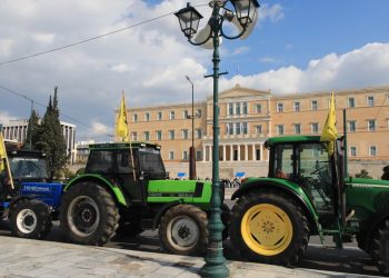 Αγρότες: Στο Σύνταγμα τα πρώτα τρακτέρ