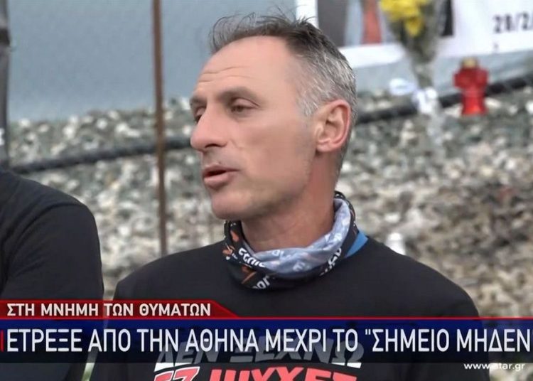 Ο υπερμαραθωνοδρόμος Νίκος Κόντης έτρεξε από την Αθήνα – στα Τέμπη: “Έγινε ένα έγκλημα εδώ, πρέπει να το θυμόμαστε”