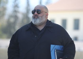 Πρόστιμο 30.000€ στον Καραπαπά για τη φούστα στον Μπαλτάκο