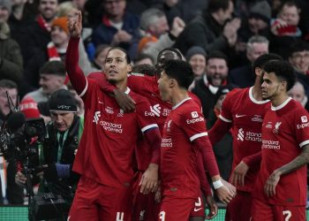 Με ασίστ ακριβείας του Τσιμίκα και γκολ Φαν Ντάικ στο 118′ η Λίβερπουλ πήρε το δέκατο League Cup στην ιστορία της