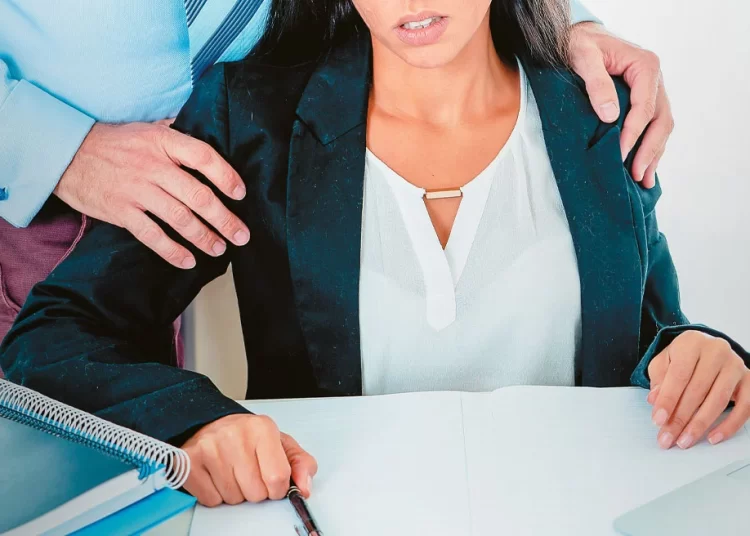 Το Δημόσιο αποζημιώνει για #metoo υπάλληλο που παρενοχλήθηκε από τον προϊστάμενό της