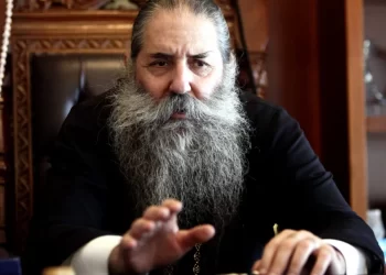 Ο Μητροπολίτης Πειραιά Σεραφείμ θέτει εκτός εκκλησίας τους βουλευτές που ψήφισαν υπέρ του γάμου ομοφύλων