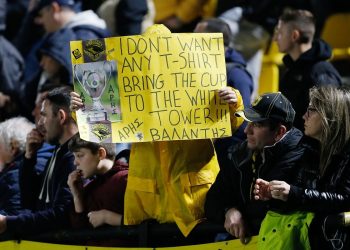 Ο μικρός Βαλάντης του Άρη με τις πατερίτσες έκλεψε ξανά την παράσταση: “Δεν θέλω φανέλα, φέρτε το Κύπελλο στον Λευκό Πύργο”