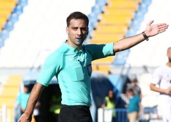 Ο Ανδρέας Βλάχος διαιτητής στο παιχνίδι Νίκη Βόλου-ΑΕΛ