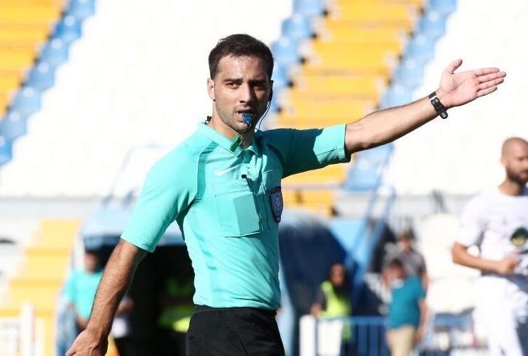 Ο Ανδρέας Βλάχος διαιτητής στο παιχνίδι Νίκη Βόλου-ΑΕΛ