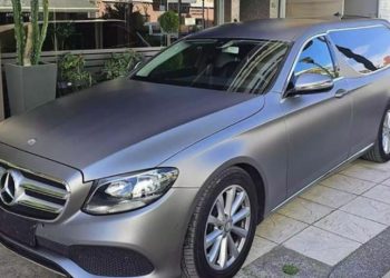 Γραφείο τελετών κάνει διαφημιστική καμπάνια με το σλόγκαν «θα σε πάνε τέσσερις» κι έχει ενδιαφέρον