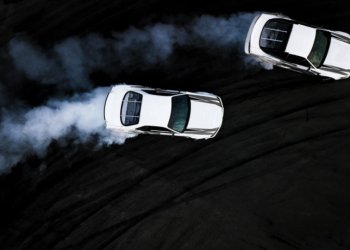 Έκαναν κόντρες και έτρεχαν με 290 χλμ – Ανέβασαν βίντεο στα social media και συνελήφθησαν