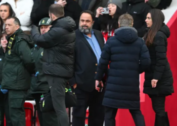 Έξαλλος ο Μαρινάκης, κατέβηκε να τα… χώσει στον διαιτητή – BBC: «Ούρλιαζε στον διαιτητή ότι δεν σέβεται τους παίκτες»!