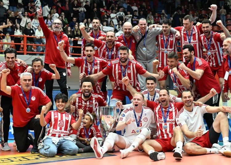 Οι ερυθρόλευκοι νίκησαν τους εξαιρετικούς Νεοσμυρνιώτες σε συγκλονιστικό τελικό και κατέκτησαν το Κύπελλο