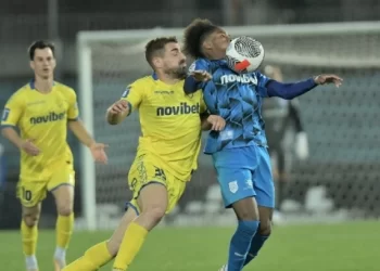 Αποδοκιμασίες από τον κόσμο προς την ομάδα του ΠΑΣ και πανό κατά της διοίκησης