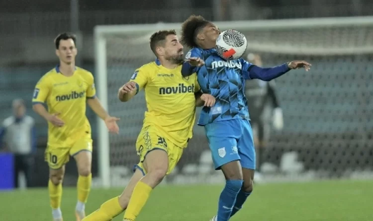 Αποδοκιμασίες από τον κόσμο προς την ομάδα του ΠΑΣ και πανό κατά της διοίκησης