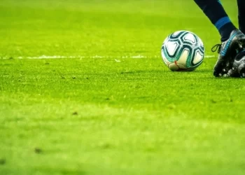 Σοβαρά επεισόδια σε αγώνα στην Πάτρα: Βοηθός προπονητή έριξε γροθιά σε ποδοσφαιριστή