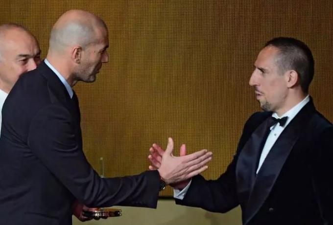 Bild: «Ζιντάν για τον πάγκο της Μπάγερν με βοηθό τον Ριμπερί»