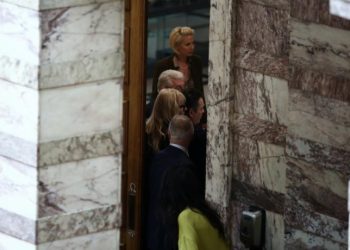 Έπεσε ξύλο στη Βουλή! Ο πρώην «Σπαρτιάτης» Φλώρος επιτέθηκε με μπουνιές στον Γραμμένο της Ελληνικής Λύσης