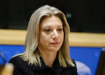 Απέβαλαν μαθητές γιατί ήθελαν να τραγουδήσουν για τα θύματα των Τεμπών – Το μήνυμα της Μαρίας Καρυστιανού