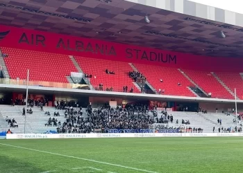 Απίστευτη απόφαση στην Αλβανία: Ξήλωσαν τα καθίσματα στα πέταλα για να μην μπορούν να τα πετάξουν οι οπαδοί στον αγωνιστικό χώρο