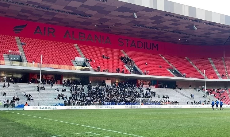 Απίστευτη απόφαση στην Αλβανία: Ξήλωσαν τα καθίσματα στα πέταλα για να μην μπορούν να τα πετάξουν οι οπαδοί στον αγωνιστικό χώρο