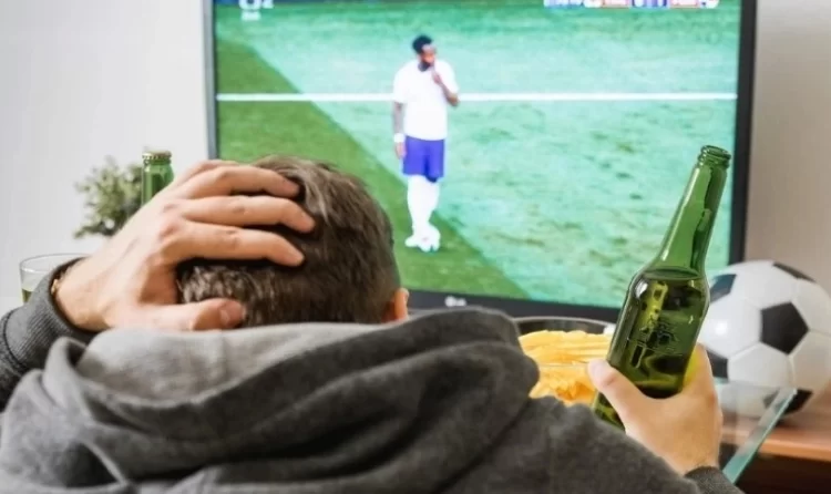 Μεγάλη επιχείρηση κατά της τηλεοπτικής πειρατείας: Σε πανικό οι χρήστες πετάνε τα παράνομα boxes για να αποφύγουν τις συλλήψεις