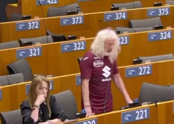 Ιρλανδός ευρωβουλευτής στο κοινοβούλιο φωνάζει «πάμε Τορίνο, σκ@τ@ στη Γιουβέντους»