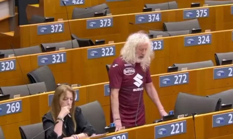 Ιρλανδός ευρωβουλευτής στο κοινοβούλιο φωνάζει «πάμε Τορίνο, σκ@τ@ στη Γιουβέντους»
