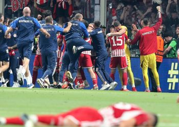 Ιστορική στιγμή για το ελληνικό ποδόσφαιρο: Ο Ολυμπιακός σήκωσε τον πρώτο ευρωπαϊκό τίτλο 