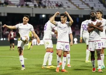 Η αποστολή της Φιορεντίνα έφτασε στην Αθήνα ενόψει τελικού