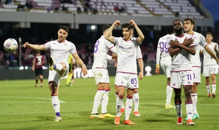 Η αποστολή της Φιορεντίνα έφτασε στην Αθήνα ενόψει τελικού