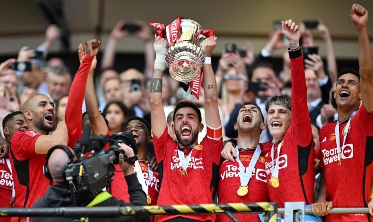 Κόκκινη η κούπα, λυτρώθηκε η Γιουνάιτεντ!