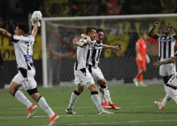 Πρωταθλητής ο ΠΑΟΚ το σήκωσε μέσα στο «Βικελίδης»