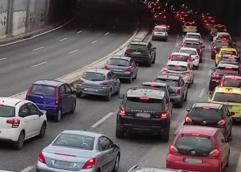 Τέλη κυκλοφορίας: Αυτά είναι τα κλιμακωτά πρόστιμα από το 2025 για εκπρόθεσμη καταβολή  