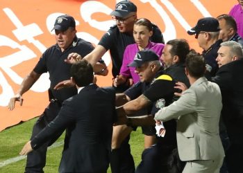 Έξαλλος ο Καρυπίδης κυνηγούσε τη Φραπάρ, με συνοδεία αστυνομίας η Γαλλίδα στα αποδυτήρια