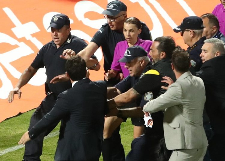 Έξαλλος ο Καρυπίδης κυνηγούσε τη Φραπάρ, με συνοδεία αστυνομίας η Γαλλίδα στα αποδυτήρια