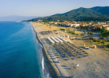 Τέλος οι τζάμπα ξαπλώστρες στα παράλια της Λάρισας 