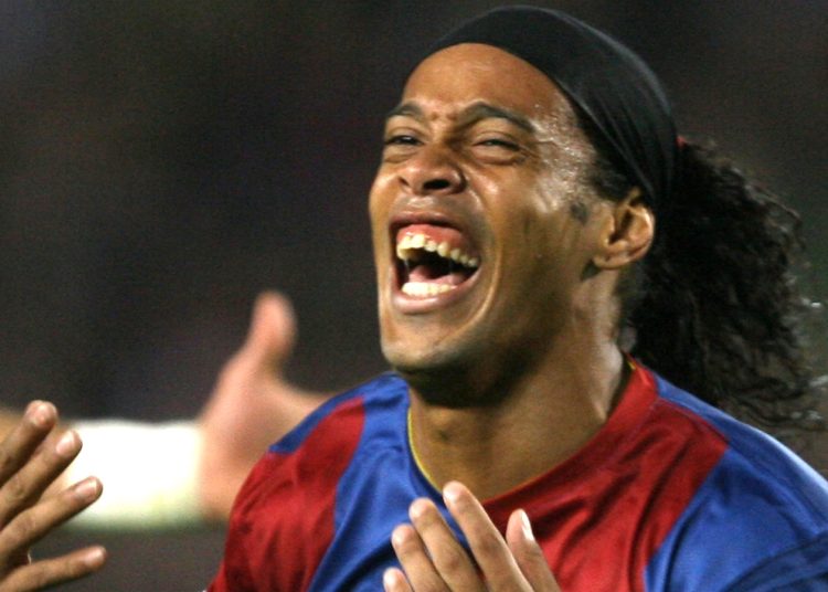 Μπαρτσελόνα: Ροναλντίνιο, Πουγιόλ και Ινιέστα παρουσιάσαν τη νέα φανέλα με άρωμα… 1899