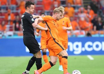 Μάντσεστερ Γιουνάιτεντ: Διπλό «χτύπημα» με Ντε Λιχτ και Ζίρκζεϊ