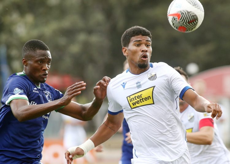 Με την «πλάτη στον τοίχο»