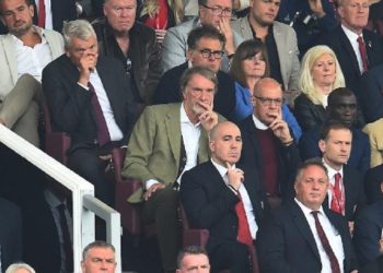 Χαμός στην Γιουνάιτεντ: Στο «Βίλα Παρκ» ο Ράτκλιφ, «παίζει» το κεφάλι του ο τεν Χαγκ