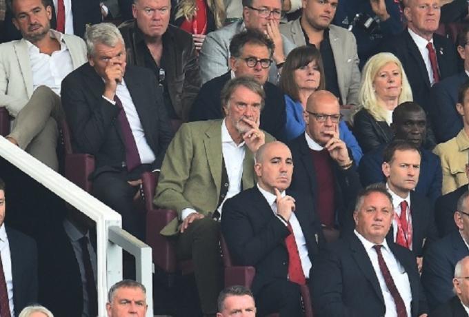 Χαμός στην Γιουνάιτεντ: Στο «Βίλα Παρκ» ο Ράτκλιφ, «παίζει» το κεφάλι του ο τεν Χαγκ