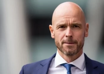 «Μένει στο τιμόνι της Μάντσεστερ Γιουνάιτεντ ο Τεν Χαγκ»