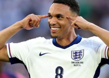 Noκ άουτ για δύο εβδομάδες ο Αλεξάντερ-Άρνολντ – Δεν έρχεται στην Αθήνα για το παιχνίδι με την Ελλάδα