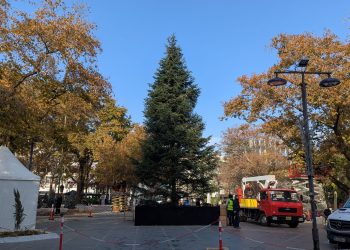 Mε Στέλιο Ρόκκο το άναμμα του Χριστουγεννιάτικου Δέντρου στη Λάρισα