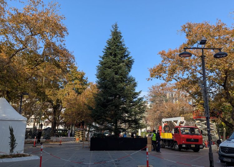 Mε Στέλιο Ρόκκο το άναμμα του Χριστουγεννιάτικου Δέντρου στη Λάρισα