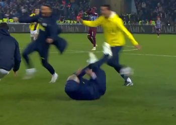 Ο Μουρίνιο πανηγύρισε με τούμπες τη νίκη της Φενέρμπαχτσε επί της Τράμπζονσπορ και ξέσπασε για τη διαιτησία