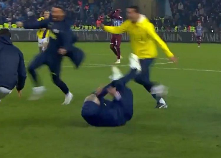 Ο Μουρίνιο πανηγύρισε με τούμπες τη νίκη της Φενέρμπαχτσε επί της Τράμπζονσπορ και ξέσπασε για τη διαιτησία