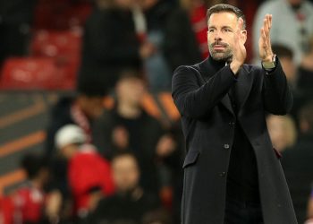 Αναλαμβάνει τη Λέστερ ο Φαν Νίστελροϊ