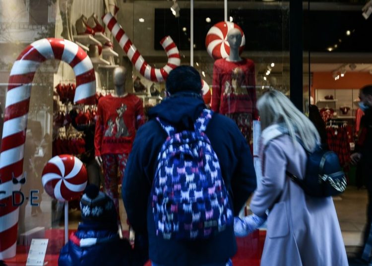 Με εορταστικό ωράριο από σήμερα η αγορά της Λάρισας