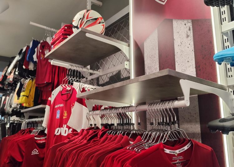 Διατίθενται από σήμερα τα προϊόντα της ΑΕΛ στο Zakcret Sports