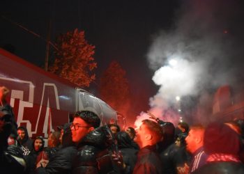 Πανζουρλισμός από τους φιλάθλους της ΑΕΛ- Έκαναν τη νύχτα μέρα στο Αλκαζάρ-Τρελά πανηγύρια των “βυσσινί”